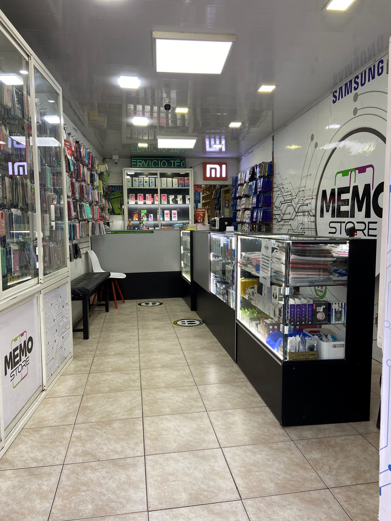 Vitrinas de accesorios y celulares en Memo Store
