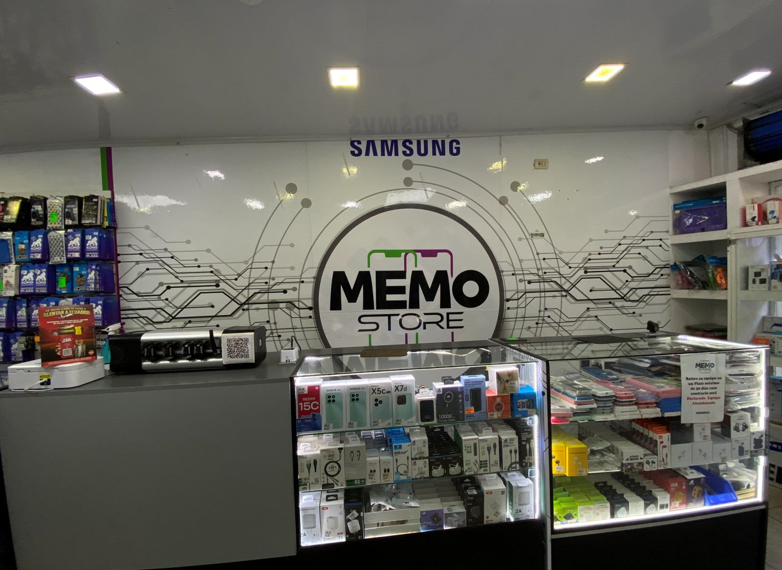 Mostrador y logo de Memo Store en el interior del local