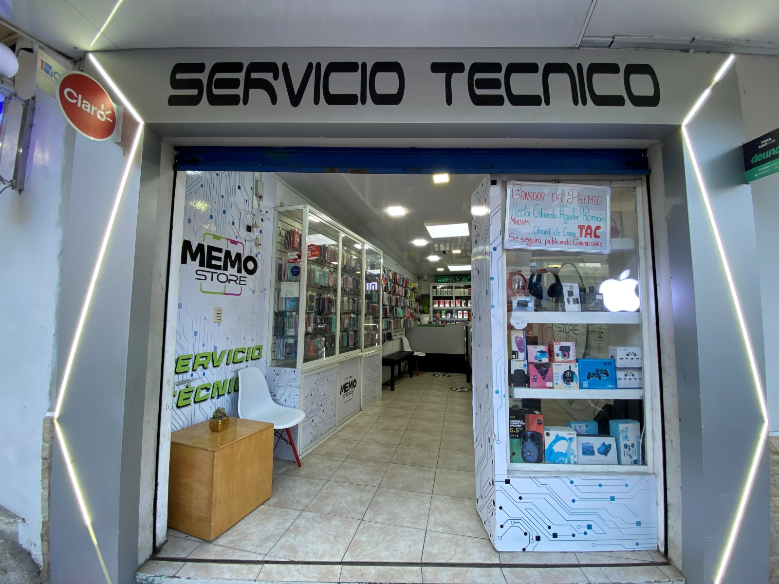 Fachada de Memo Store en Piñas, con el letrero de servicio técnico