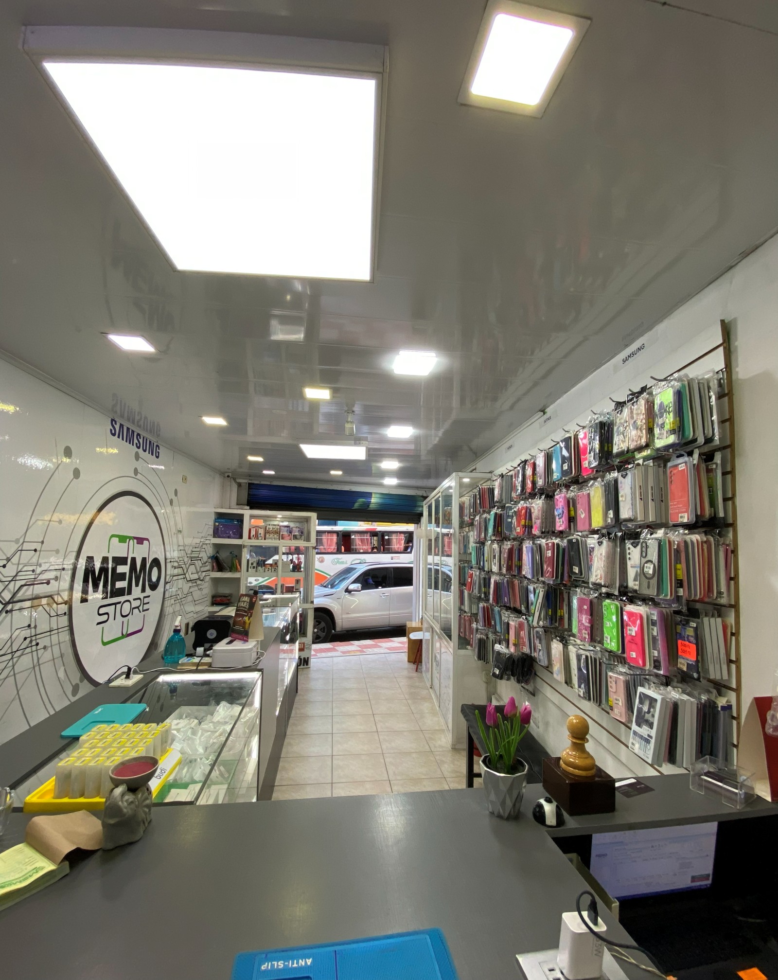 Pared de fundas y accesorios disponibles en Memo Store